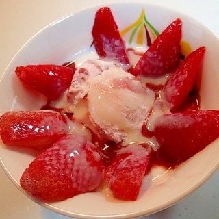 ｓｔｂアイスと冷凍苺のアサイー練乳かけヨーグルト♪